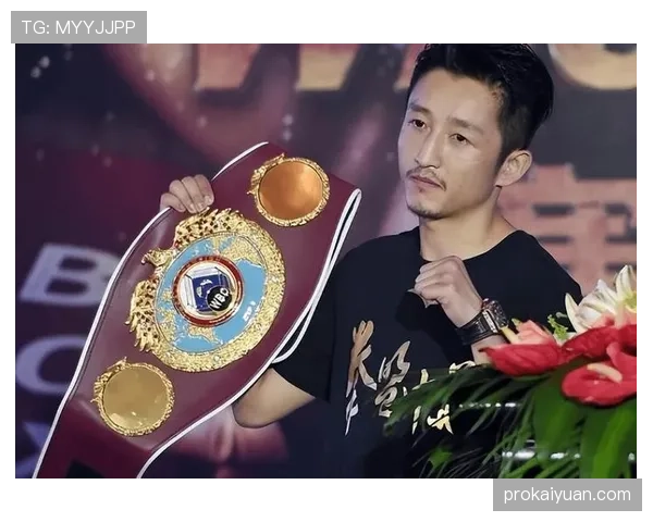 刚刷到邹市明牵着小孩逛菜市场，拳王形象一秒变邻家大叔